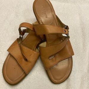 Liz Claiborne Tan Sandals Elegant Design